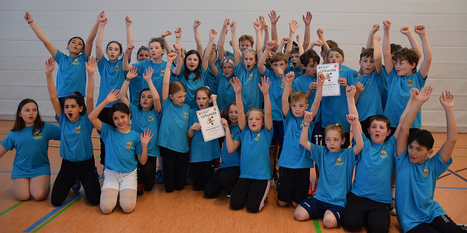 Foto mit unseren beiden jubelnden Mannschaften mit zwei Urkunden in den Händen